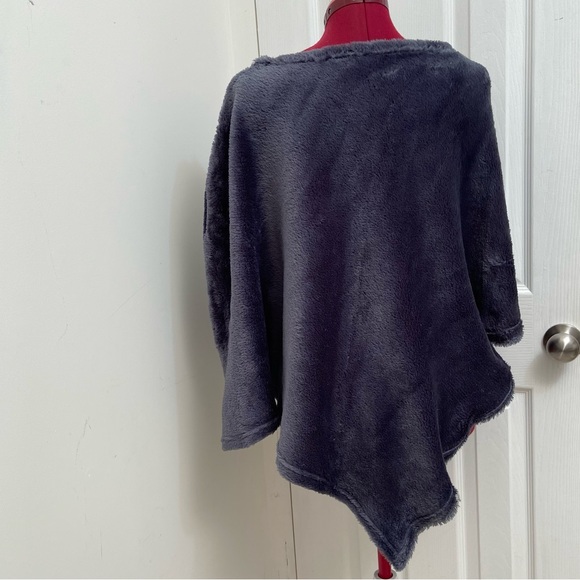 Handmade women blanket fur pullover poncho. Size S/M. Used. - Picture 5 of 8